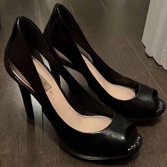 Guess black peep toe heel with cut outs size 8.5 - Picture 2 of 6